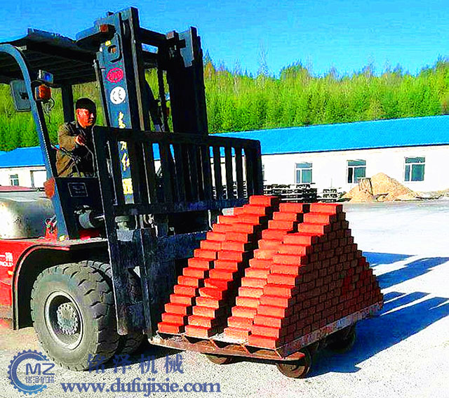 液壓透水磚機客戶現場