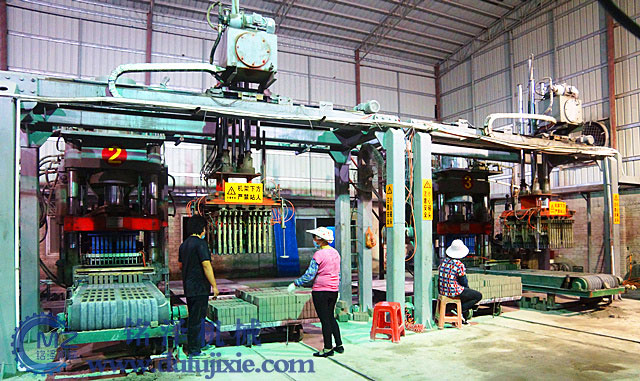 河南全自動(dòng)液壓壓磚機(jī)客戶現(xiàn)場(chǎng)