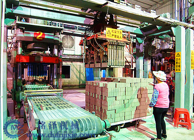 廣西全自動(dòng)液壓壓磚機(jī)客戶現(xiàn)場(chǎng)